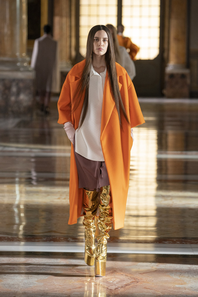 BST Haute Couture 2021 của Valentino: lần đầu tiên có trang phục cho nam giới - Ảnh 1.