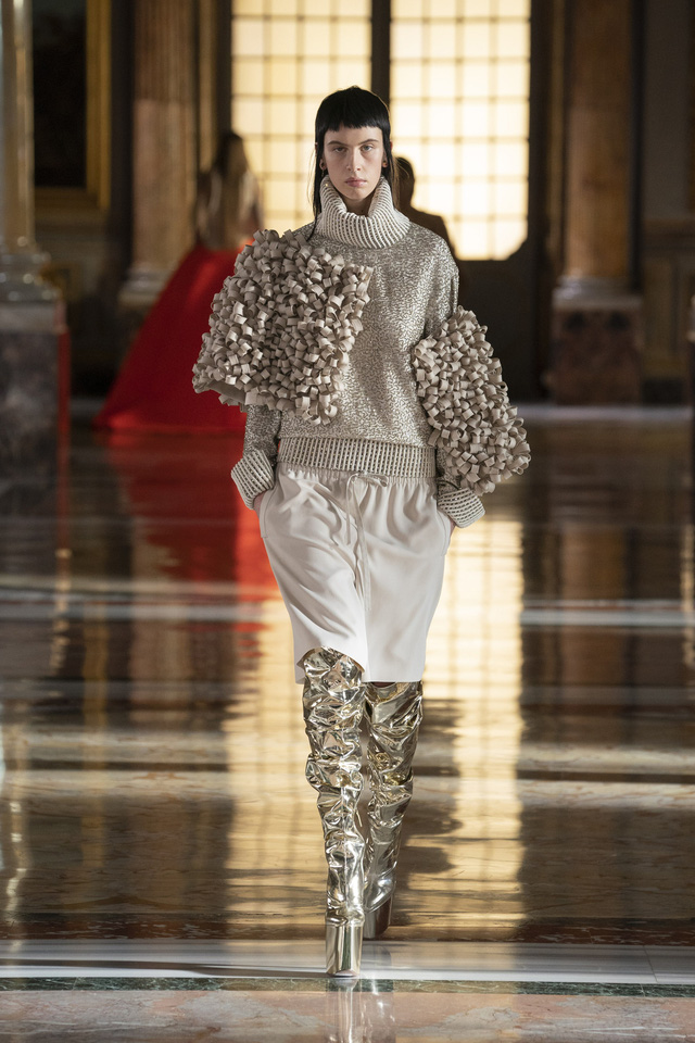 BST Haute Couture 2021 của Valentino: lần đầu tiên có trang phục cho nam giới - Ảnh 9.