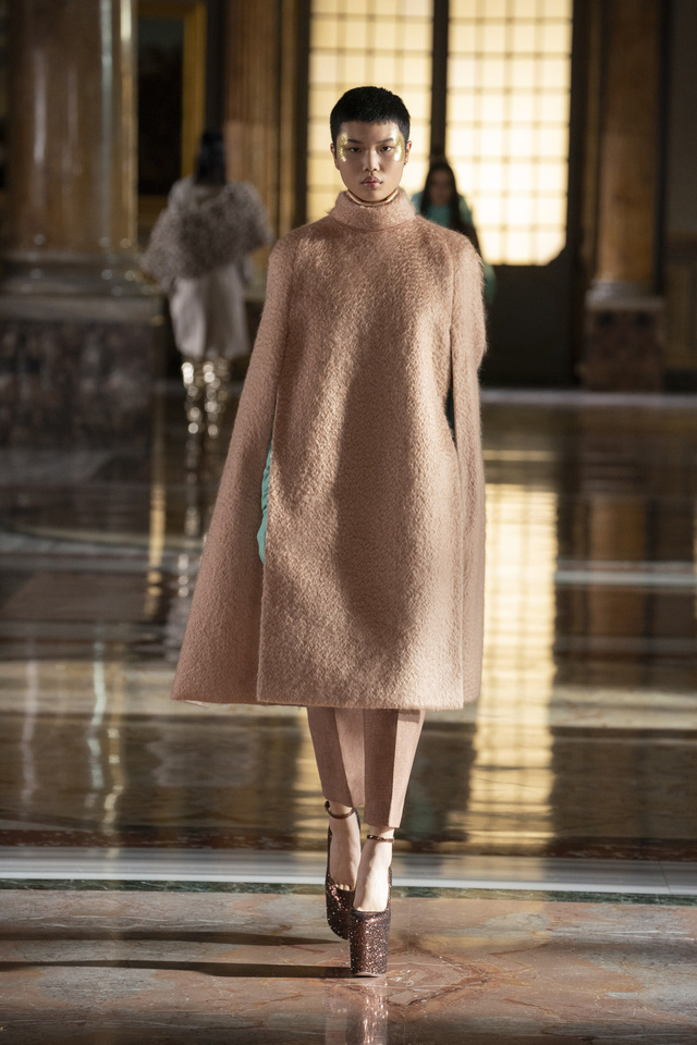 BST Haute Couture 2021 của Valentino: lần đầu tiên có trang phục cho nam giới - Ảnh 8.