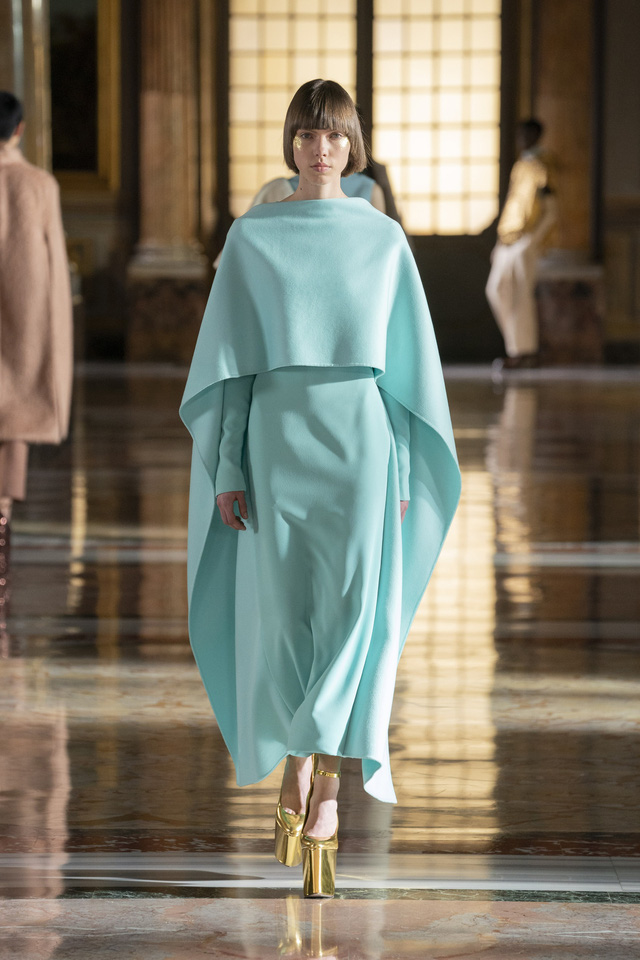 BST Haute Couture 2021 của Valentino: lần đầu tiên có trang phục cho nam giới - Ảnh 6.