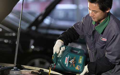 Ngoài việc đảm bảo thời gian thay dầu nhớt động cơ, việc chọn loại dầu phù hợp cũng không kém phần quan trọng.