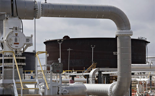 Theo giới phân tích, sản lượng dầu của Mỹ giảm có thể là một tín hiệu cho thấy tình trạng dư thừa dầu sắp tới sẽ được khắc phục - Ảnh: Bloomberg/WSJ.<br>