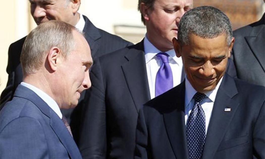 Tổng thống Nga Vladimir Putin (trái) và Tổng thống Mỹ Barack Obama (phải) trong một lần gặp mặt.<br>