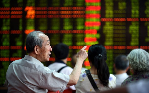 Từ ngày 8-16/7, Shanghai Composite Index tăng 9% sau khi sụt 32% trong vòng 1 tháng trước đó - Ảnh: Bloomberg.<br>