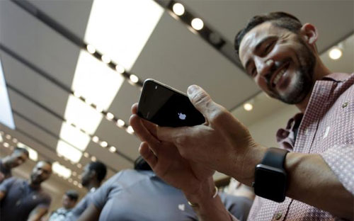 Khả năng của Apple tạo được lực cầu mạnh như vậy đối với sản phẩm chủ 
lực của hãng trong mỗi đợt ra mắt hàng năm là “có một không hai” trên 
thế giới - Ảnh: Reuters.<br>