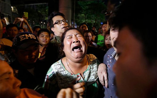 Một phụ nữ có người thân thương vong trong vụ nổ ở Bangkok ngày 17/8 òa khóc tại hiện trường - Ảnh: EPA.<br>