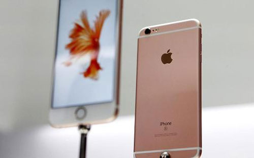 So với chiếc điện thoại thế hệ trước là iPhone 6 Plus, chiếc iPhone 6S Plus chỉ tiêu tốn thêm 16 USD để sản xuất - Ảnh: Reuters. 