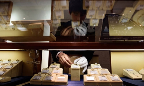 Người Nhật ồ ạt mang kim cương đi bán