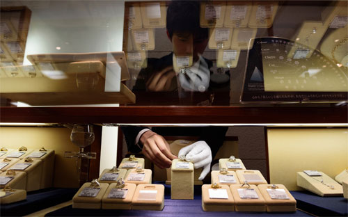 Nhật Bản - nước mua nhiều kim cương thứ nhì thế giới trước cuộc khủng 
hoảng tài chính 2008 - hiện tụt xuống vị trí thứ tư sau Mỹ, Trung Quốc 
và Ấn Độ - Ảnh: Bloomberg.<br>