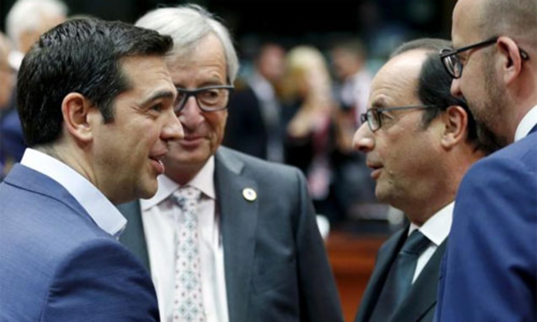 Thủ tướng Hy Lạp Alexis Tsipras (trái) và lãnh đạo châu Âu trong cuộc họp thượng đỉnh Eurozone ngày 12/7 ở Brussels - Ảnh: Reuters.