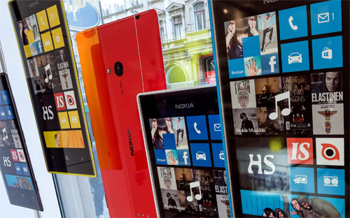 Microsoft mua lại mảng điện thoại di động của Nokia vào tháng 4/2014 với giá 9,5 tỷ USD - Ảnh: Bloomberg.<br>