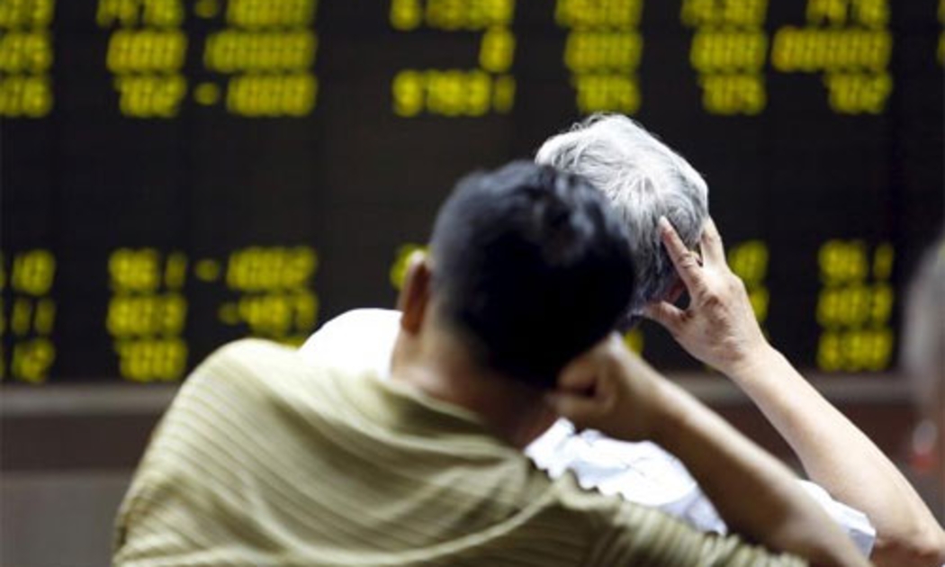 Theo khảo sát của hãng tin Reuters, chỉ riêng trong sáng nay, có tới hơn
 500 công ty niêm yết Trung Quốc công bố ngừng giao dịch cổ phiếu trên 
hai sàn Thượng Hải và Thâm Quyến - Ảnh: Reuters.<br>