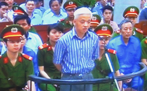 Trông khá khỏe mạnh trong chiếc áo sọc xanh với mái tóc vẫn bạc trắng, 
trong phần thủ tục phiên tòa, bị cáo Nguyễn Đức Kiên cho rằng bản thân 
bị buộc tội kinh doanh trái phép trong khi tất cả việc làm của bị cáo là
 được cơ quan có thẩm quyền cấp phép - Ảnh: NLĐ. 