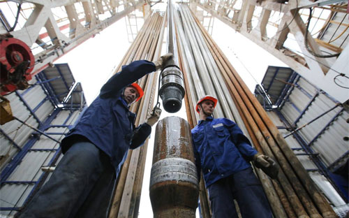 Nguồn thu từ tài nguyên thiên nhiên, bao gồm doanh thu từ dầu, khí đốt, 
than, khoáng sản và lâm sản trừ đi chi phí sản xuất, chiếm 18% GDP Nga - Ảnh: Bloomberg/WSJ.<br>