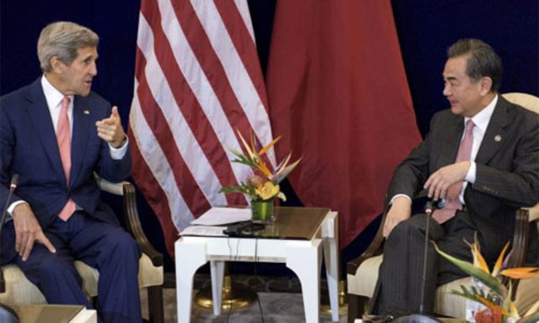 Ngoại trưởng Mỹ John Kerry (trái) và Ngoại trưởng Trung Quốc Vương Nghị (phải) trước cuộc gặp song phương ở Kuala Lumpur ngày 5/8 - Ảnh: Reuters.<br>