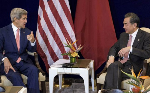 Ngoại trưởng Mỹ John Kerry (trái) và Ngoại trưởng Trung Quốc Vương Nghị (phải) trước cuộc gặp song phương ở Kuala Lumpur ngày 5/8 - Ảnh: Reuters.<br>