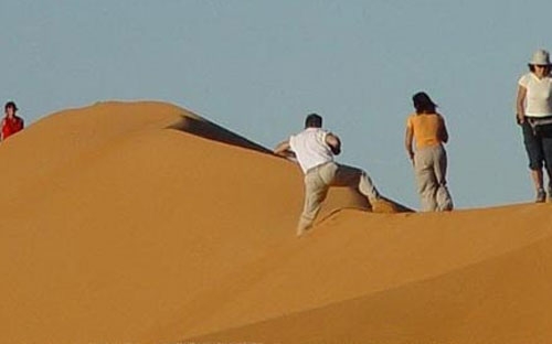 Du khách nước ngoài tham quan vùng sa mạc phía Tây của Ai Cập.<br>