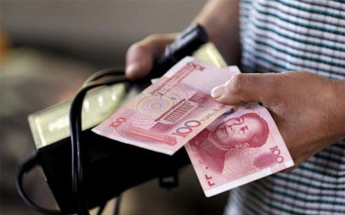 Tuần trước, đồng Nhân dân tệ giảm giá mạnh nhất trong lịch sử và xuống mức thấp nhất trong 4 năm - Ảnh: Reuters.<br>