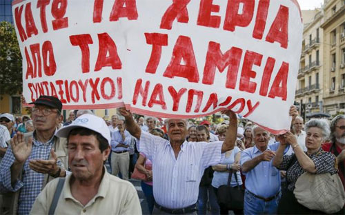 Người Hy Lạp xuống đường tuần hành ở thủ đô Athens ngày 23/6 để phản đối "thắt lưng buộc bụng" - Ảnh: Reuters.<br>