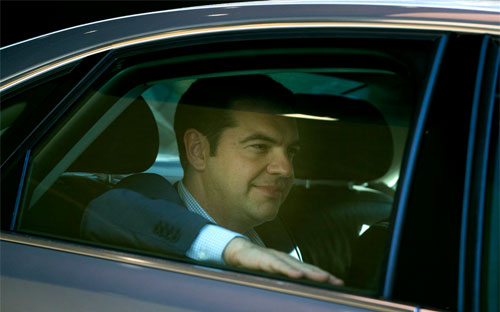 Thủ tướng Hy Lạp Alexis Tsipras rời một cuộc họp ở Brussels, Bỉ ngày 24/6 - Ảnh: Bloomberg.<br>