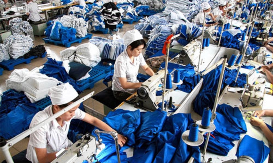 Công nhân làm việc trong một nhà máy may ở tỉnh An Huy, Trung Quốc - Ảnh: WSJ/EPA.<br>