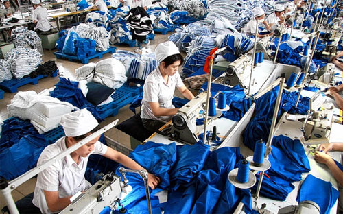 Công nhân làm việc trong một nhà máy may ở tỉnh An Huy, Trung Quốc - Ảnh: WSJ/EPA.<br>