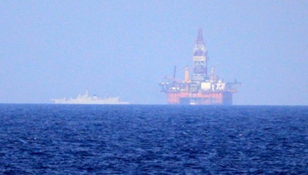 Giàn khoan Hải Dương 981 của Trung Quốc đang hạ đặt trái phép trên vùng biển của Việt Nam.