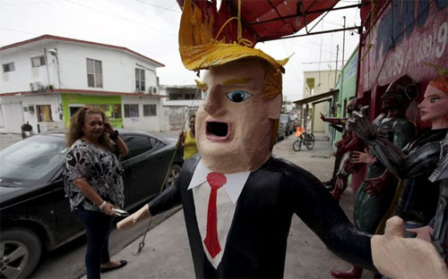Hình nộm Donald Trump ở Reynosa, Mexico - Ảnh: Reuters.<br>