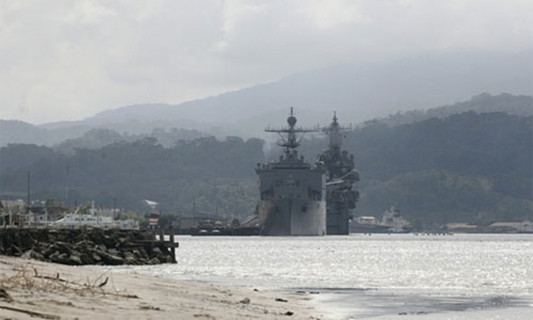 Chiến hạm Mỹ ở vịnh Subic, Philippines vào tháng 10/2014 - Ảnh: Reuters.<br>