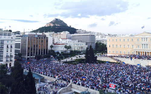 Dân Hy Lạp tập trung trước tòa nhà Quốc hội ở Athens ngày 18/6 để kêu gọi Chính phủ đạt thỏa thuận với các chủ nợ - Ảnh: Bloomberg.<br>