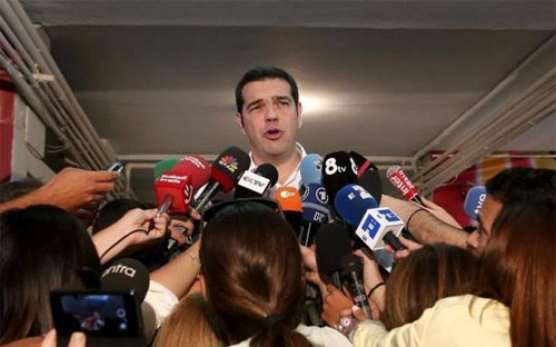 Ông Alexis Tsipras, người vừa được bầu lại làm Thủ tướng Hy Lạp, trong vòng vây của giới truyền thông ngày 20/9 - Ảnh: Reuters.<br>
