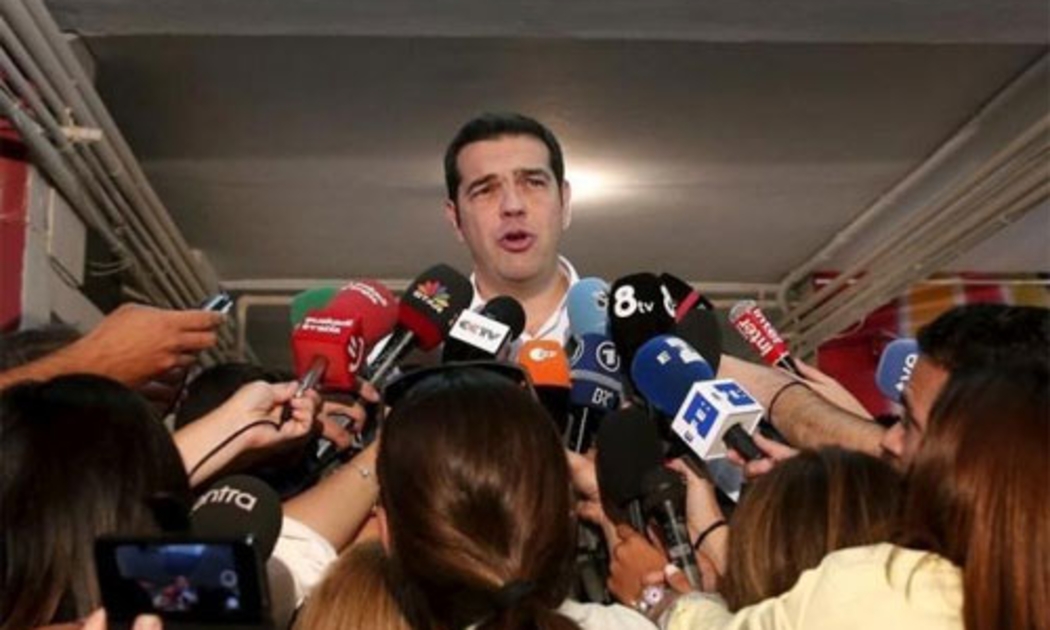 Ông Alexis Tsipras, người vừa được bầu lại làm Thủ tướng Hy Lạp, trong vòng vây của giới truyền thông ngày 20/9 - Ảnh: Reuters.