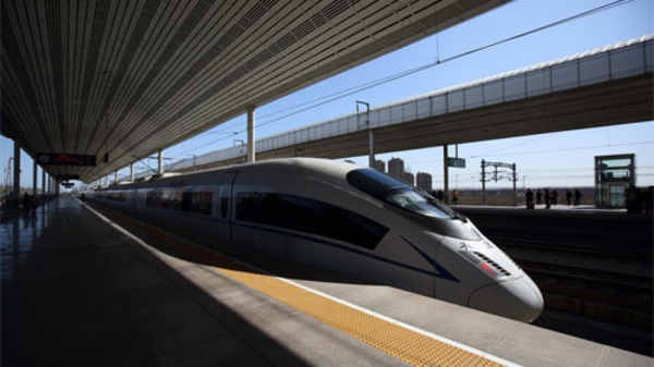 Trung Quốc tính cứu tăng trưởng bằng đường sắt cao tốc