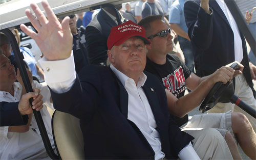 Tỷ phú Donald Trump vận động tranh cử ở bang Iowa ngày 15/8 - Ảnh: Reuters.<br>