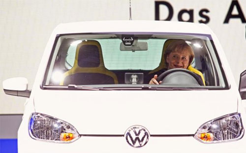 Thủ tướng Đức Angela Merkel ngồi trong một chiếc xe Volkswagen tại triển lãm ôtô quốc tế Frankfurt hôm 15/9 - Ảnh: Reuters.<br>