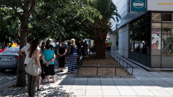 Ngăn hệ thống sụp đổ, Hy Lạp đóng cửa hàng loạt ngân hàng