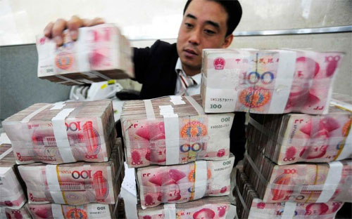 Nhân dân tệ bị phá giá sâu khiến các doanh 
nghiệp Trung Quốc vay nợ bằng ngoại tệ sẽ phải mất nhiều tiền hơn để đổi sang tiền nước ngoài phục vụ cho việc trả nợ.