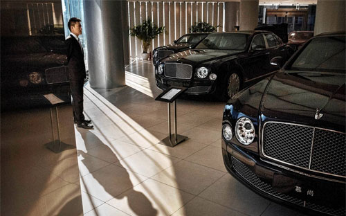 Xe sang trong một showroom ở Bắc Kinh - Ảnh: Getty/WSJ.<br>
