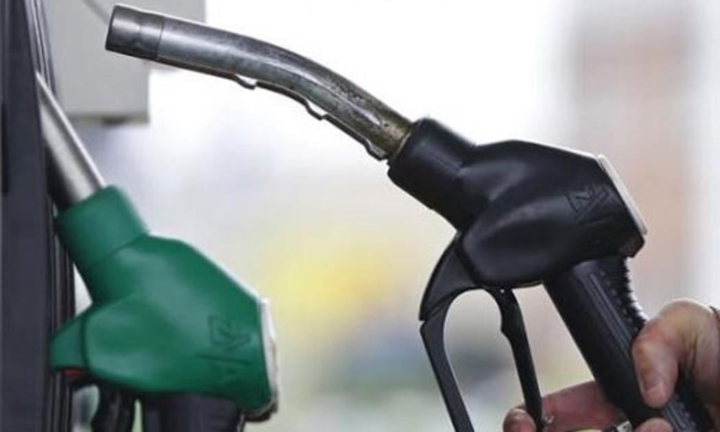 Giá dầu đã “bốc hơi” gần 1/3 kể từ cuối tháng 6 đến nay - Ảnh: Reuters.<br>