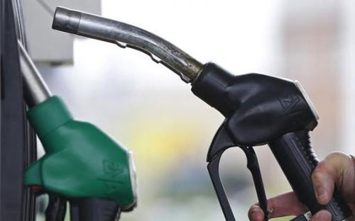 Giá dầu đã “bốc hơi” gần 1/3 kể từ cuối tháng 6 đến nay - Ảnh: Reuters.<br>