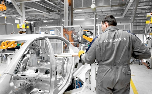 Vụ bê bối gian lận này của Volkswagen đã lan rộng khắp thế giới. Hãng 
ước tính có khoảng 11 triệu xe do hãng sản xuất có gắn phần mềm gian lận
 trên phạm vi toàn cầu.