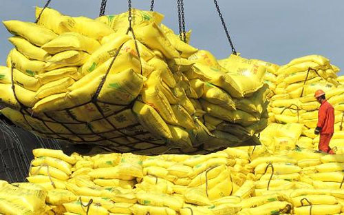 Chính phủ Trung Quốc đặt mục tiêu tăng trưởng GDP 7% trong năm nay, mức 
tăng thấp nhất đối với nền kinh tế nước này trong 1/4 thế kỷ qua - Ảnh: China Daily/Reuters.<br>