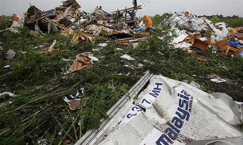 Mảnh vỡ nghi của tên lửa Nga ở hiện trường vụ MH17