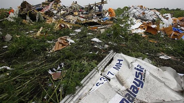 Mảnh vỡ nghi của tên lửa Nga ở hiện trường vụ MH17