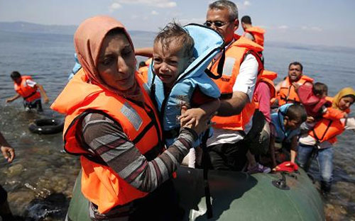 Giữ liên lạc trên mạng là một điều vô cùng quan trọng đối với những gia đình bị chia cắt trong quá trình di cư - Ảnh: Reuters.<br>