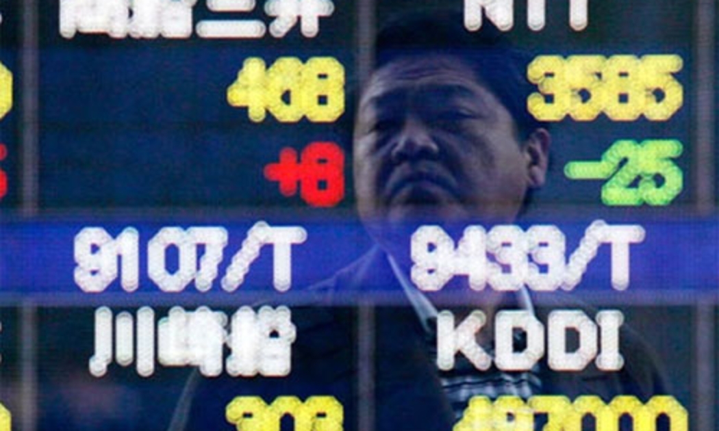 Ngay lúc mở cửa, chỉ số Nikkei của thị trường chứng khoán Nhật đã mất 1,6% - Ảnh: AP.