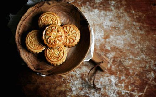 Chiến dịch chống tham nhũng, lãng phí kéo dài hơn hai năm qua ở Trung 
Quốc đã kéo tụt doanh số của các mặt hàng xa xỉ thường được dùng làm quà
 tặng ở nước này, bao gồm rượu cao cấp và bánh Trung Thu đắt tiền - Ảnh: Getty/CNBC.<br>