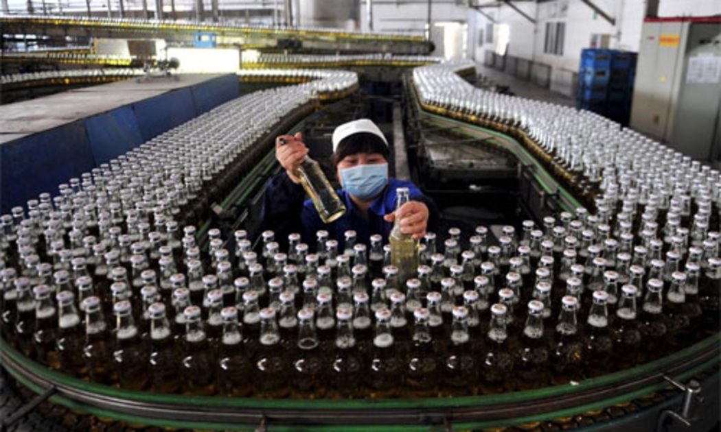 Công nhân làm việc trong một nhà máy bia ở Thẩm Dương, Trung Quốc - Ảnh: Reuters/WSJ.<br>