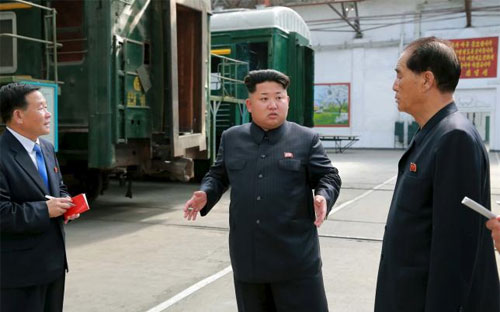 Nhà lãnh đạo Triều Tiên Kim Jong Un (giữa) trong chuyến thị sát một cơ sở sản xuất đầu máy - Ảnh: Reuters/KCNA.<br>