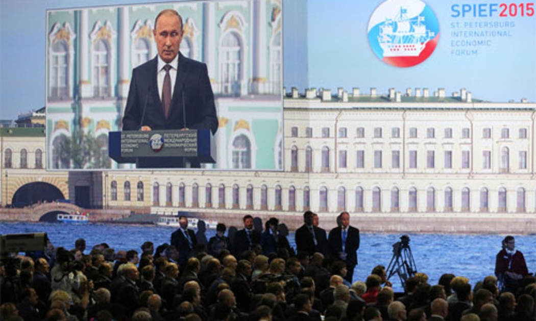 Hình ảnh Tổng thống Nga Vladimir Putin phát biểu phát trên một màn hình lớn tại Diễn đàn Kinh tế Thế giới St. Petersburg, Nga - Ảnh: Bloomberg.<br>